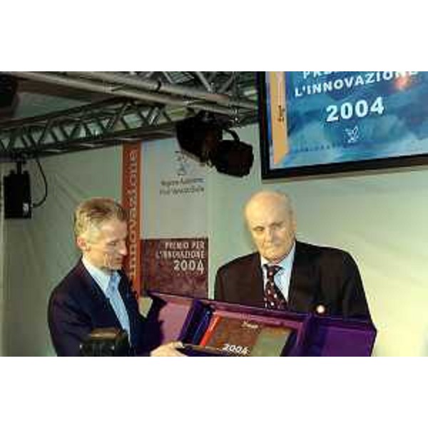 Riccardo Illy (Presidente Regione Friuli Venezia Giulia) premia lo stabilimento Claber di Fiume Veneto (Trieste, 12/04/05)