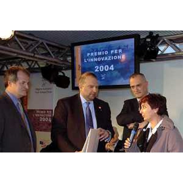 Roberto Cosolini (Assessore Regionale al lavoro, formazione, università e ricerca) premia il Comune di Udine (Trieste, 12/04/05)