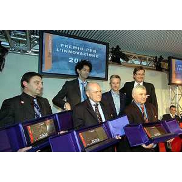 Riccardo Illy (Presidente Regione Friuli Venezia Giulia) con i vincitori del premio "Innovazione 2004" (Trieste, 12/04/05)