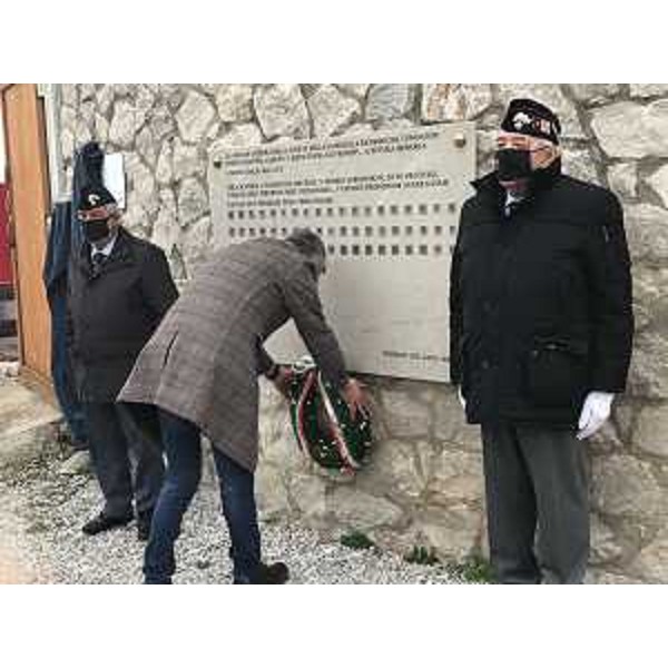 Il presidente del Cr Fvg, Piero Mauro Zanin, deposita la corona ai piedi della lapide - Il presidente del Cr Fvg, Piero Mauro Zanin, deposita la corona ai piedi della lapide