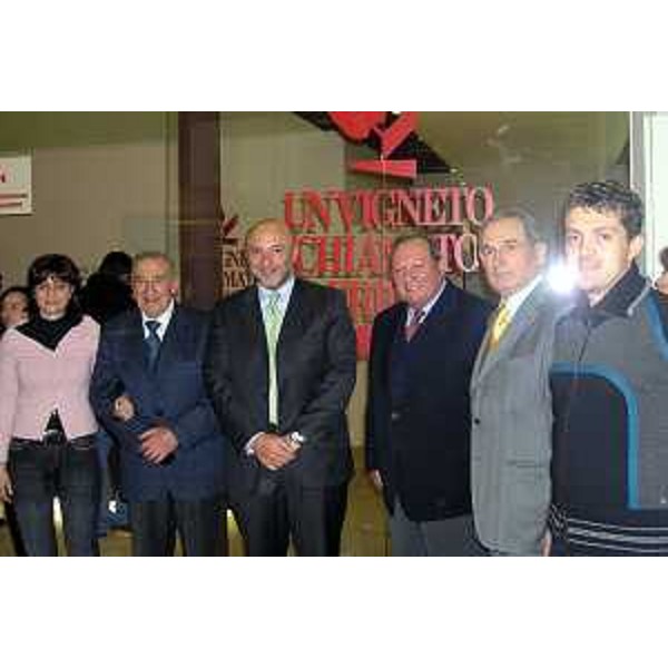 Enrico Bertossi (Assessore Regionale alle attività produttive) visita "Vinitaly" di Verona (Trieste, 11/04/05)