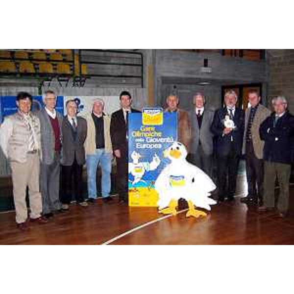 Consegna di "COKI", la mascotte di EYOF 2005 a Pietro Del Frate (Sindaco di San Giorgio di Nogaro) (Trieste, 13/04/05)
