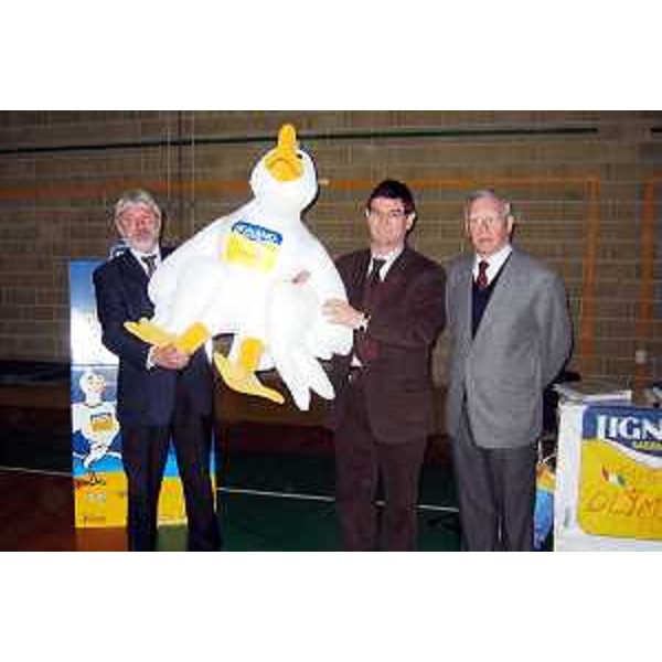 Emilio Felluga (Presidente CONI Friuli Venezia Giulia) consegna "COKI", la mascotte di EYOF 2005 a Pietro Del Frate (Sindaco di San Giorgio di Nogaro) (Trieste, 13/04/05)