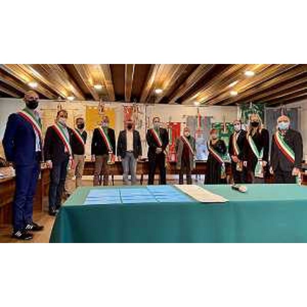 Un momento della cerimonia di sottoscrizione dellaccordo di collaborazione tra i Comuni di Cormons, Capriva del Friuli, Dolegna del Collio, Farra dIsonzo, Mariano del Friuli, Medea, Moraro, Mossa, San Floriano del Collio e San Lorenzo Isontino, avvenuta a Cormons alla presenza dei 10 sindaci coinvolti e dellassessore regionale alle Autonomie locali, Pierpaolo Roberti. - Un momento della cerimonia di sottoscrizione dellaccordo di collaborazione tra i Comuni di Cormons, Capriva del Friuli, Dolegna del Collio, Farra dIsonzo, Mariano del Friuli, Medea, Moraro, Mossa, San Floriano del Collio e San Lorenzo Isontino, avvenuta a Cormons alla presenza dei 10 sindaci coinvolti e dellassessore regionale alle Autonomie locali, Pierpaolo Roberti.