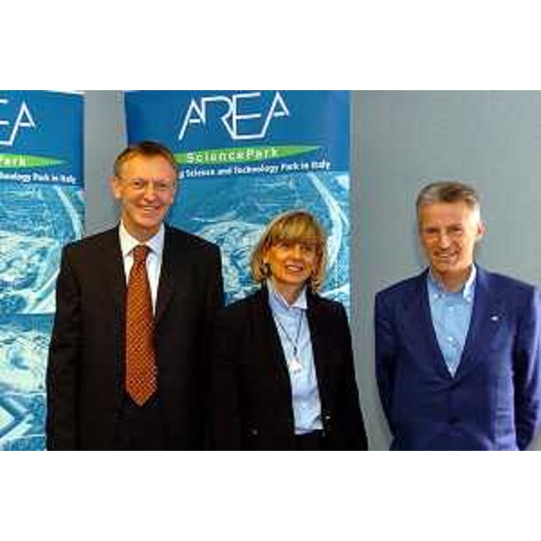 Riccardo Illu (Presidente Regione Friuli Venezia Giulia), Jazen Potocnik (commissario europeo per la Scienza e la Ricerca) e Maria Cristina Pedicchio (Presidente di AREA) (Trieste, 08/04/05)