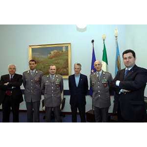 Riccardo Illy (Presidente Regione Friuli Venezia Giulia) e Franco Iacop (Assessore Regionale per le relazioni internazionali, comunitarie e autonomie locali) alla firma protocollo con Guardia di Finanza (Trieste, 07/04/05)