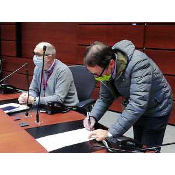 Il vicegovernatore del Friuli Venezia Giulia con delega alla Salute, Riccardo Riccardi, durante la firma dell'accordo stralcio per l'utilizzo delle Risorse aggiuntive regionali (Rar) 2021 con i rappresentanti delle principali organizzazioni sindacali del comparto della sanità. - Il vicegovernatore del Friuli Venezia Giulia con delega alla Salute, Riccardo Riccardi, durante la firma dell'accordo stralcio per l'utilizzo delle Risorse aggiuntive regionali (Rar) 2021 con i rappresentanti delle principali organizzazioni sindacali del comparto della sanità.