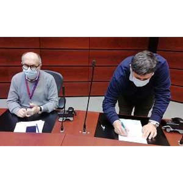 Il vicegovernatore del Friuli Venezia Giulia con delega alla Salute, Riccardo Riccardi, durante la firma dell'accordo stralcio per l'utilizzo delle Risorse aggiuntive regionali (Rar) 2021 con i rappresentanti delle principali organizzazioni sindacali del comparto della sanità. - Il vicegovernatore del Friuli Venezia Giulia con delega alla Salute, Riccardo Riccardi, durante la firma dell'accordo stralcio per l'utilizzo delle Risorse aggiuntive regionali (Rar) 2021 con i rappresentanti delle principali organizzazioni sindacali del comparto della sanità.