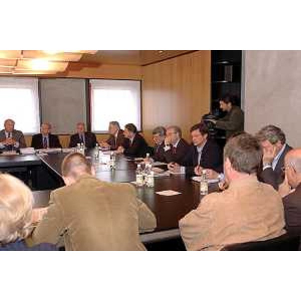Enrico Bertossi (Assessore Regionale alle attività produttive) al tavolo concertazione su Grande Distribuzione (Udine, 05/04/05)