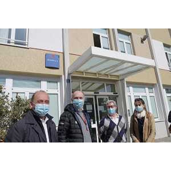 Nella foto (da sinistra) il direttore generale dell'Asugi Antonio Poggiana, il vicegovernatore Riccardi, il direttore del Distretto 4 Fabio Samani, e il direttore dei Servizi socio-sanitari dell'Asugi Maria Chiara Corti - Nella foto (da sinistra) il direttore generale dell'Asugi Antonio Poggiana, il vicegovernatore Riccardi, il direttore del Distretto 4 Fabio Samani, e il direttore dei Servizi socio-sanitari dell'Asugi Maria Chiara Corti 