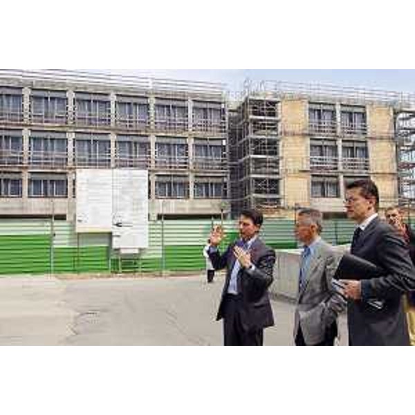 Riccardo Illy (Presidente Regione Friuli Venezia Giulia) ed Ezio Beltrame (Assessore Regionale alla salute e protezione sociale) visitano il cantiere dell'Ospedale (Udine, 05/04/05)
