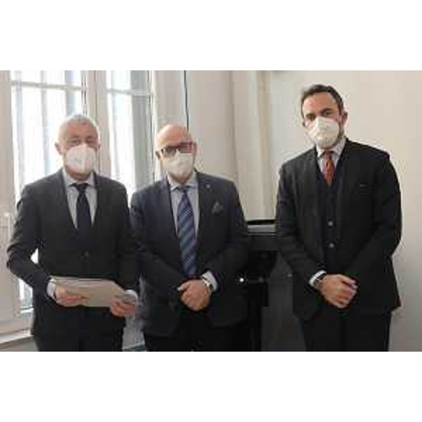 nella foto l'assessore regionale Callari con Giovanni Borghi sindaco Cavasso Carnico e Fabio Pisa direttore per Fvg Agenzia del Demanio - nella foto l'assessore regionale Callari con Giovanni Borghi sindaco Cavasso Carnico e Fabio Pisa direttore per Fvg Agenzia del Demanio