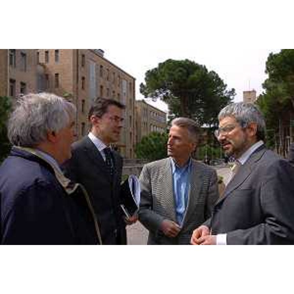 Riccardo Illy (Presidente Regione Friuli Venezia Giulia), Ezio Beltrame (Assessore Regionale alla salute e protezione sociale) e Honsel visitano il cantiere dell'Ospedale (Udine, 05/04/05)