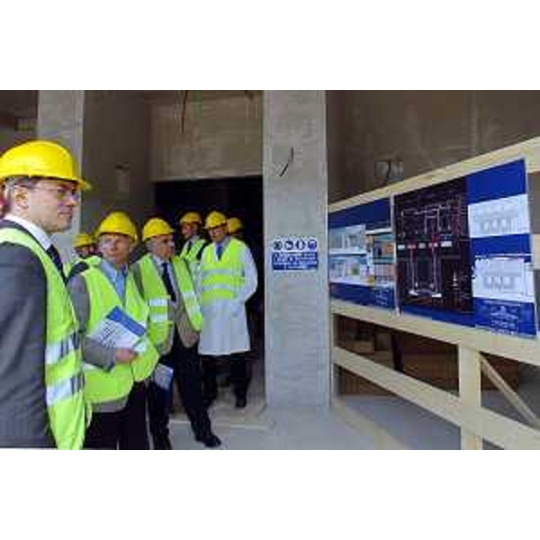 Riccardo Illy (Presidente Regione Friuli Venezia Giulia) ed Ezio Beltrame (Assessore Regionale alla salute e protezione sociale) visitano il cantiere dell'Ospedale (Udine, 05/04/05)