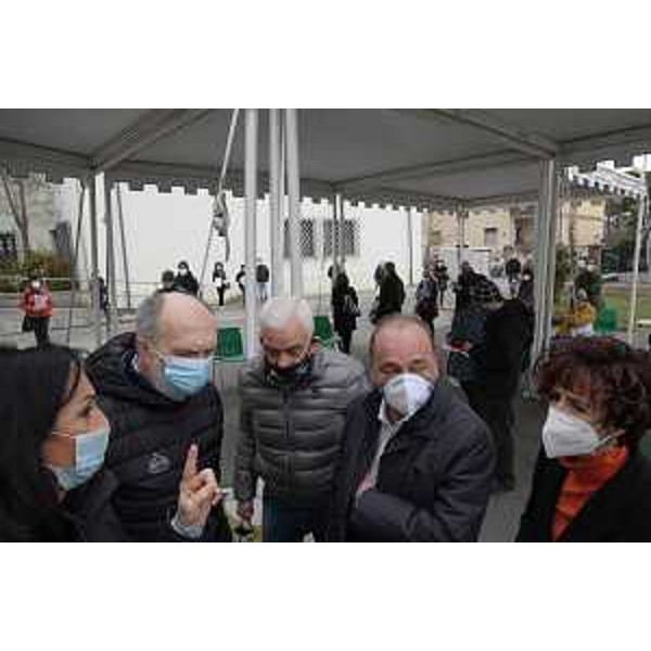 Il vicegovernatore con delega alla Salute Riccardo Riccardi (secondo da sinistra nella foto) al nuovo punto vaccini di Monfalcone - Il vicegovernatore con delega alla Salute Riccardo Riccardi (secondo da sinistra nella foto) al nuovo punto vaccini di Monfalcone