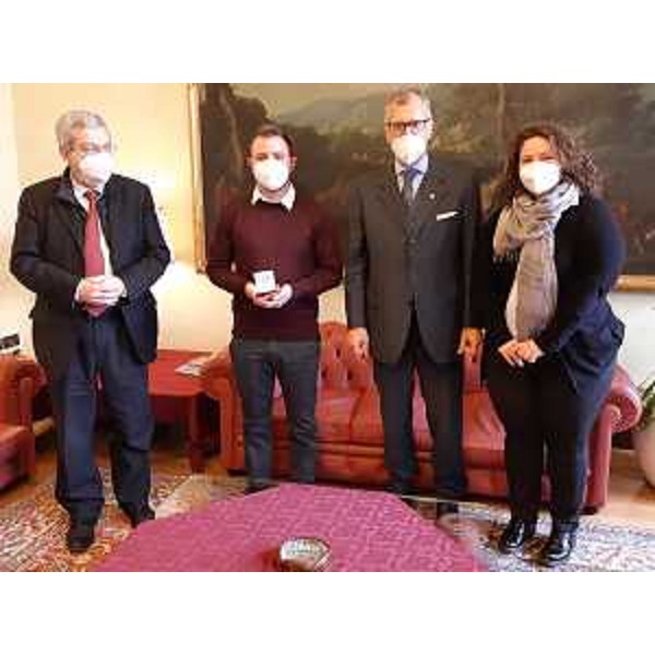 Il ricercatore friulano Kevin Roitero, accompagnato dalla fidanzata, tra il consiglierre Furio Honsell (Open Fvg) e il presidente del Cr Fvg, Piero Mauro Zanin - Il ricercatore friulano Kevin Roitero, accompagnato dalla fidanzata, tra il consiglierre Furio Honsell (Open Fvg) e il presidente del Cr Fvg, Piero Mauro Zanin