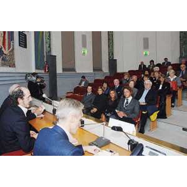 Riccardo Illy (Presidente Regione Friuli Venezia Giulia) e Pino Roveredo (Scrittore) alla presentazione del volume "Vis-à-vis" curato da Pino Roveredo ed edito da "Il Sole 24 Ore" in accordo con la Regione Friuli Venezia Giulia, nella sede di Friulia a Trieste. (Trieste 06/12/07)