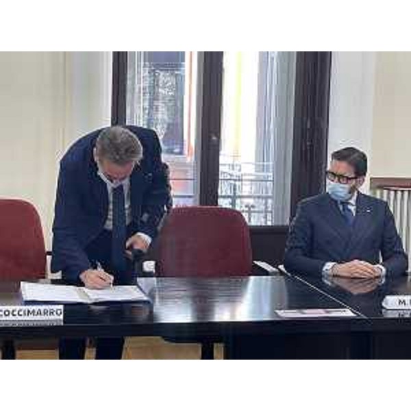 L'assessore regionale alla Difesa dell'ambiente e energia, Fabio Scoccimarro, alla firma del protocollo d'intesa sul recupero delle capsule esauste di caffè in plastica. Accanto l'amministartore delgato di Illycaffè, Massimiliano Pogliani. Trieste, 17 marzo 2021 - L'assessore regionale alla Difesa dell'ambiente e energia, Fabio Scoccimarro, alla firma del protocollo d'intesa sul recupero delle capsule esauste di caffè in plastica. Accanto l'amministartore delgato di Illycaffè, Massimiliano Pogliani. Trieste, 17 marzo 2021