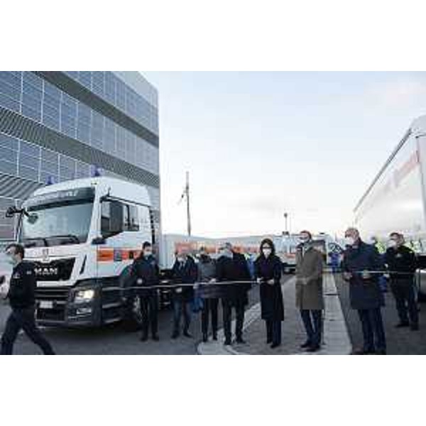 Il governatore del Friuli Venezia Giulia, Massimiliano Fedriga e il vicegovernatore con delega alla Salute, Riccardo Riccardi, assieme al Ministro per gli affari regionali e autonomie, Maristella Gelmini nel corso della sua visita in regione alla sede della Protezione civile regionale di Palmanova. - Il governatore del Friuli Venezia Giulia, Massimiliano Fedriga e il vicegovernatore con delega alla Salute, Riccardo Riccardi, assieme al Ministro per gli affari regionali e autonomie, Maristella Gelmini nel corso della sua visita in regione alla sede della Protezione civile regionale di Palmanova.