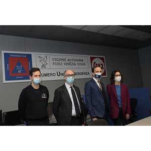 Il governatore del Friuli Venezia Giulia, Massimiliano Fedriga e il vicegovernatore con delega alla Salute, Riccardo Riccardi, assieme al Ministro per gli affari regionali e autonomie, Maristella Gelmini nel corso della sua visita in regione alla sede della Protezione civile regionale di Palmanova. - Il governatore del Friuli Venezia Giulia, Massimiliano Fedriga e il vicegovernatore con delega alla Salute, Riccardo Riccardi, assieme al Ministro per gli affari regionali e autonomie, Maristella Gelmini nel corso della sua visita in regione alla sede della Protezione civile regionale di Palmanova.