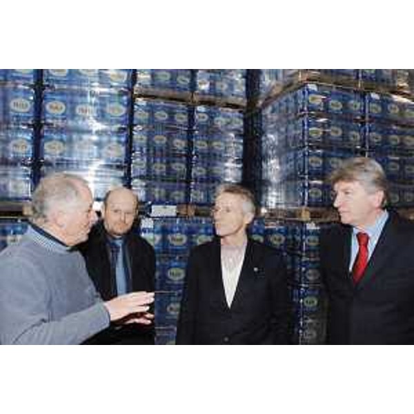Riccardo Illy (Presidente Regione Friuli Venezia Giulia) visita lo stabilimento dell'Acqua Pradis in comune di Clauzetto (PN). (Clauzetto 07/12/07)