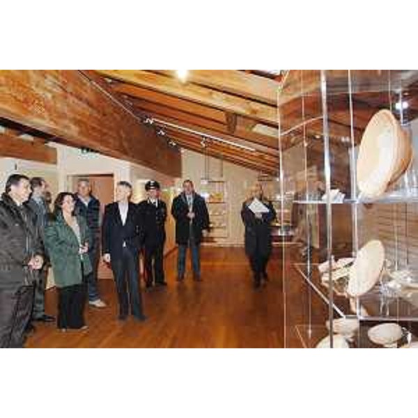Riccardo Illy (Presidente Regione Friuli Venezia Giulia) visita Villa Sulis e la mostra di ceramiche in comune di Castelnovo del Friuli con il Sindaco Lara Maria De Michiel. (Castelnovo del Friuli 07/12/07)