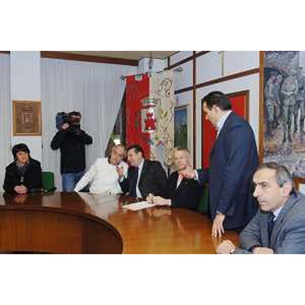 Riccardo Illy (Presidente Regione Friuli Venezia Giulia) e gli assessori regionali Enzo Marsilio (Montagna) e Gianni Pecol Cominotto (Sistemi informativi) nel Municipio di Raveo con Daniele Ariis (Sindaco Raveo). (Raveo 09/12/07)