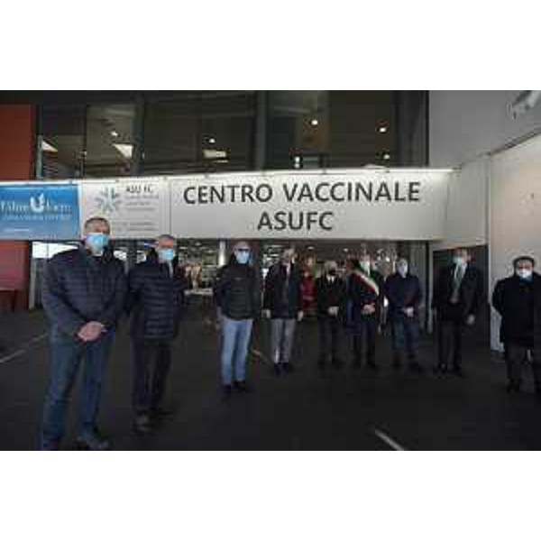Il governatore del Friuli Venezia Giulia, Massimiliano Fedriga, all'inaugurazione del nuovo centro vaccinale massivo nel padiglione 8 dell'ente Fiera in via della Filatura a Martignacco, assieme al vicegovernatore con delega alla Salute, Riccardo Riccardi. - Il governatore del Friuli Venezia Giulia, Massimiliano Fedriga, all'inaugurazione del nuovo centro vaccinale massivo nel padiglione 8 dell'ente Fiera in via della Filatura a Martignacco, assieme al vicegovernatore con delega alla Salute, Riccardo Riccardi.