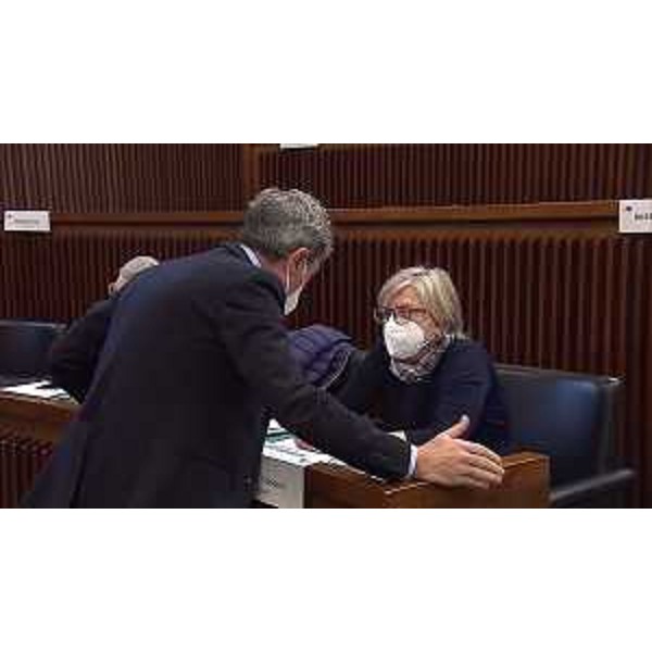 Simona Liguori mentre parla con il collega dei Cittadini, Tiziano Centis - Simona Liguori mentre parla con il collega dei Cittadini, Tiziano Centis