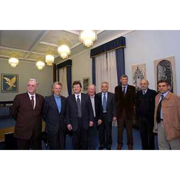 Riccardo Illy (Presidente Regione Friuli Venezia Giulia) con il comitato di San Michele al Tagliamento (Trieste, 31/03/05)