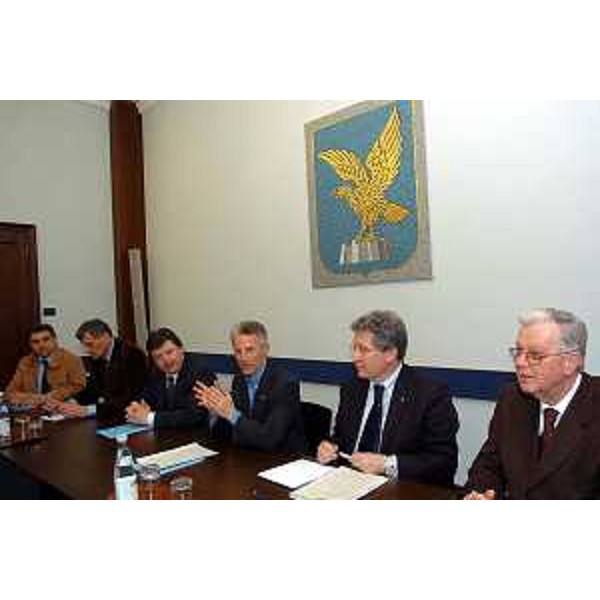 Riccardo Illy (Presidente Regione Friuli Venezia Giulia) con il comitato di San Michele al Tagliamento (Trieste, 31/03/05)