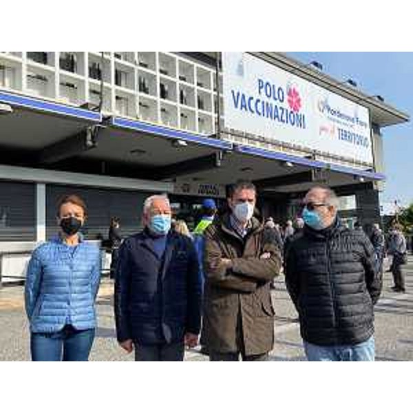L'esterno del punto vaccinale presente in Fiera a Pordenone. Nella foto il vicegovernatore con delega alla Salute Riccardo Riccardi insieme al sindaco di Pordenone Alessandro Ciriani, il vicesindaco Eligio Grizzo e il consigliere regionale Mara Piccin - L'esterno del punto vaccinale presente in Fiera a Pordenone. Nella foto il vicegovernatore con delega alla Salute Riccardo Riccardi insieme al sindaco di Pordenone Alessandro Ciriani, il vicesindaco Eligio Grizzo e il consigliere regionale Mara Piccin