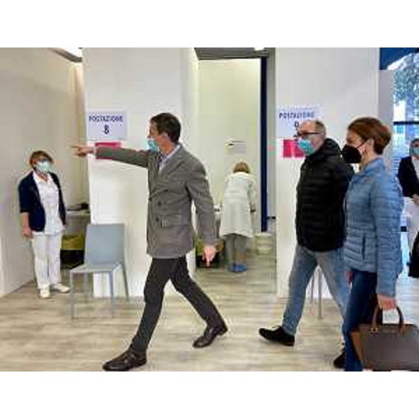 Il Vicegovernatore della Regione visita il centro vaccinale della Fiera di Pordenone con il direttore sanitario di Asfo Michele Chittaro e il consigliere regionale Mara Piccin - Il Vicegovernatore della Regione visita il centro vaccinale della Fiera di Pordenone con il direttore sanitario di Asfo Michele Chittaro e il consigliere regionale Mara Piccin