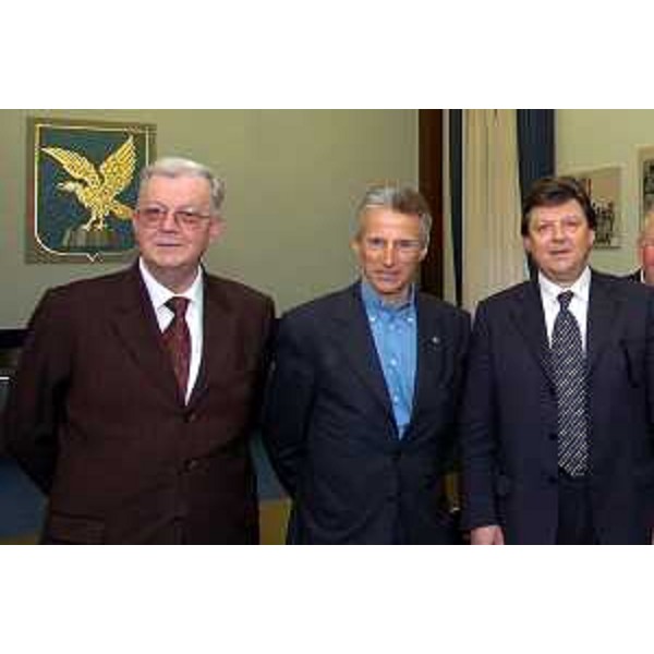 Riccardo Illy (Presidente Regione Friuli Venezia Giulia) con Sergio Bonancin (Sindaco di San Michele al Tagliamento) e Guglielmino Ongaro (Presidente del comitato) (Trieste, 31/03/05)