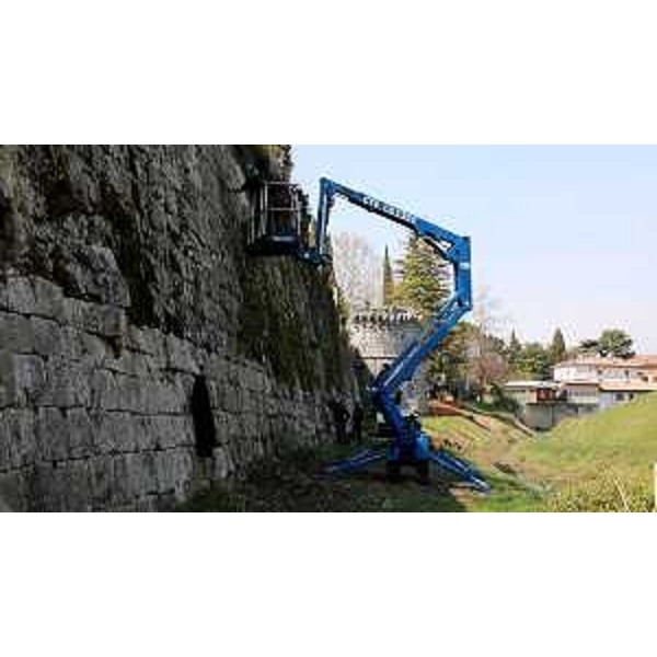 Operai forestali regionali al lavoro al Castello di Gradisca - Operai forestali regionali al lavoro al Castello di Gradisca