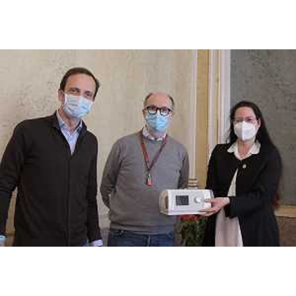 Il momento della donazione. Da sinistra il governatore Massimiliano Fedriga, il vicegovernatore Riccardo Riccardi e la presidente della Cri Fvg Milena-Maria Cisilino. - Il momento della donazione. Da sinistra il governatore Massimiliano Fedriga, il vicegovernatore Riccardo Riccardi e la presidente della Cri Fvg Milena-Maria Cisilino. 