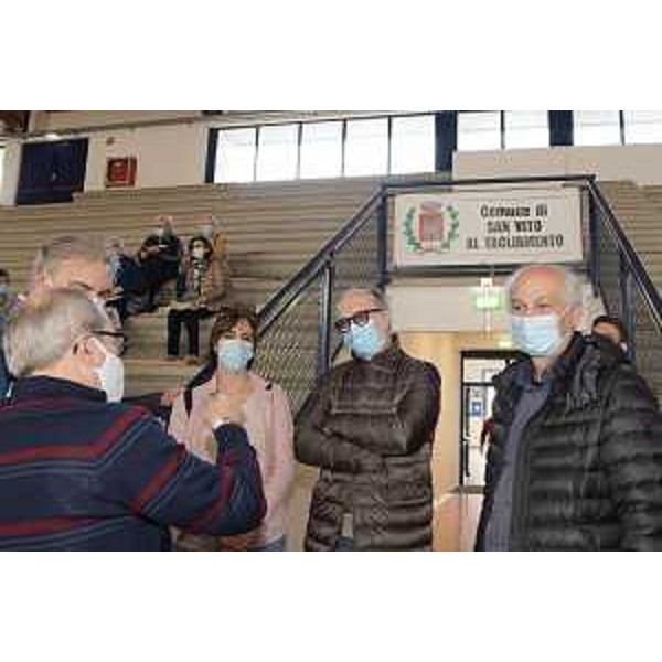 Il vicegovernatore del Friuli Venezia Giulia con delega alla Salute, Riccardo Riccardi, con il sindaco di San Vito al Tagliamento, Antonio Di Bisceglie e il consigliere regionale Alfonso Singh al centro vaccinale allestito nel locale Palasport. - Il vicegovernatore del Friuli Venezia Giulia con delega alla Salute, Riccardo Riccardi, con il sindaco di San Vito al Tagliamento, Antonio Di Bisceglie e il consigliere regionale Alfonso Singh al centro vaccinale allestito nel locale Palasport.