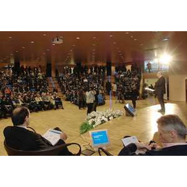 Riccardo Illy (Presidente Regione Friuli Venezia Giulia) ed Enrico Bertossi (Assessore regionale Attività produttive) alla Conferenza regionale del Turismo nella nuova sala convegni della Regione di via Volturno a Udine. (Udine 12/12/07)
