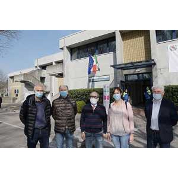 Il vicegovernatore del Friuli Venezia Giulia con delega alla Salute, Riccardo Riccardi, con il sindaco di San Vito al Tagliamento, Antonio Di Bisceglie e il consigliere regionale Alfonso Singh al centro vaccinale allestito nel locale Palasport. - Il vicegovernatore del Friuli Venezia Giulia con delega alla Salute, Riccardo Riccardi, con il sindaco di San Vito al Tagliamento, Antonio Di Bisceglie e il consigliere regionale Alfonso Singh al centro vaccinale allestito nel locale Palasport.