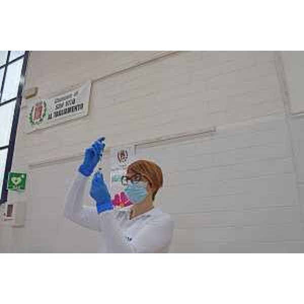 Il centro vaccinale di San Vito al Tagliamento allestito nel locale Palasport. - Il centro vaccinale di San Vito al Tagliamento allestito nel locale Palasport.