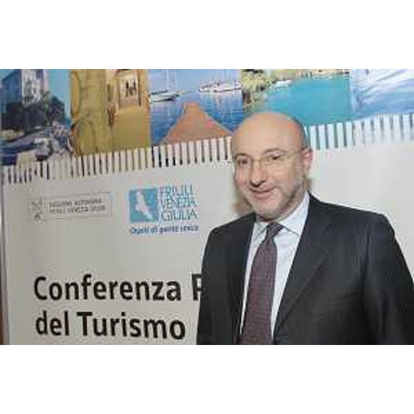 Enrico Bertossi (Assessore regionale Attività produttive) alla Conferenza regionale del Turismo nella nuova sala convegni della Regione di via Volturno a Udine. (Udine 12/12/07)