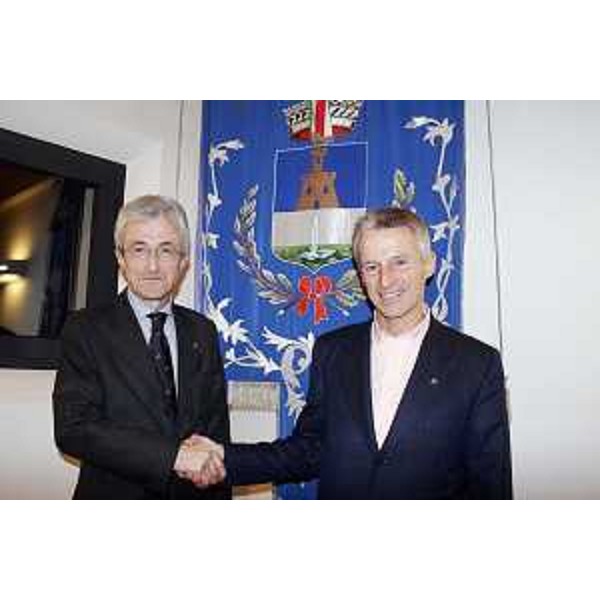 Riccardo Illy (Presidente Regione Friuli Venezia Giulia) con Angelo Masotti Cristofoli (Sindaco Zoppola) nel Municipio di Zoppola. (Zoppola 12/12/07)