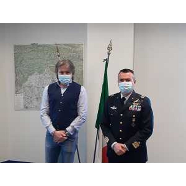 L'assessore regionale alle Attività produttive, Sergio Emidio Bini, con il Comandante del 2.Stormo dell'Aeronautica militare Marco Bertoli - L'assessore regionale alle Attività produttive, Sergio Emidio Bini, con il Comandante del 2.Stormo dell'Aeronautica militare Marco Bertoli