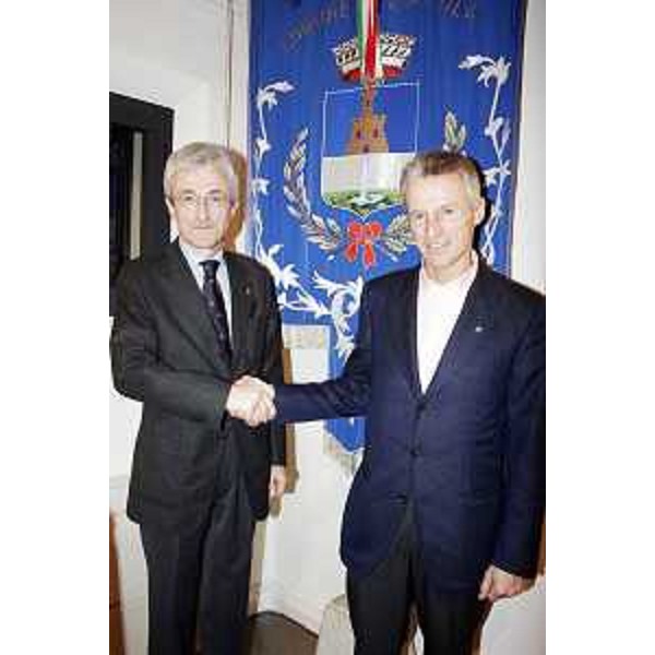 Riccardo Illy (Presidente Regione Friuli Venezia Giulia) con Angelo Masotti Cristofoli (Sindaco Zoppola) nel Municipio di Zoppola. (Zoppola 12/12/07)