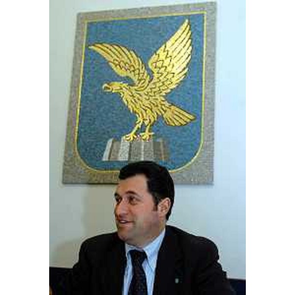 Franco Iacop (Assessore regionale per le relazioni internazionali, comunitarie e autonomie locali) con lo stemma della Regione alle spalle 