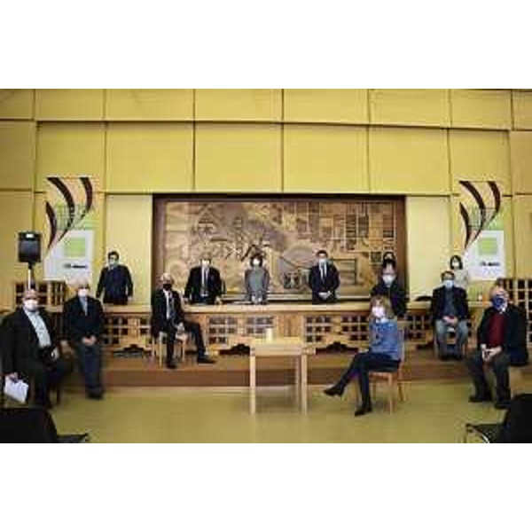 L'assessore regionale Alessia Rosolen alla sigla del protocollo tra le amministrazioni comunali di San Giovanni al Natisone, Manzano, Corno di Rosazzo e Pavia di Udine, l'EnAip Fvg, la Fondazione "Casa dell'Immacolata di don Emilio de Roja", Confindustria Udine, Unione Artigiani Piccole e Medie Imprese - Confartigianato, Confapi Fvg, il Cluster Legno Arredo e Sistema casa. - L'assessore regionale Alessia Rosolen alla sigla del protocollo tra le amministrazioni comunali di San Giovanni al Natisone, Manzano, Corno di Rosazzo e Pavia di Udine, l'EnAip Fvg, la Fondazione "Casa dell'Immacolata di don Emilio de Roja", Confindustria Udine, Unione Artigiani Piccole e Medie Imprese - Confartigianato, Confapi Fvg, il Cluster Legno Arredo e Sistema casa. 