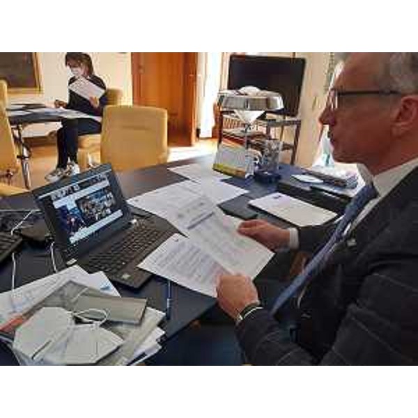 Il presidente del Consiglio regionale, Piero Mauro Zanin, durante il collegamento in videoconferenza - Il presidente del Consiglio regionale, Piero Mauro Zanin, durante il collegamento in videoconferenza