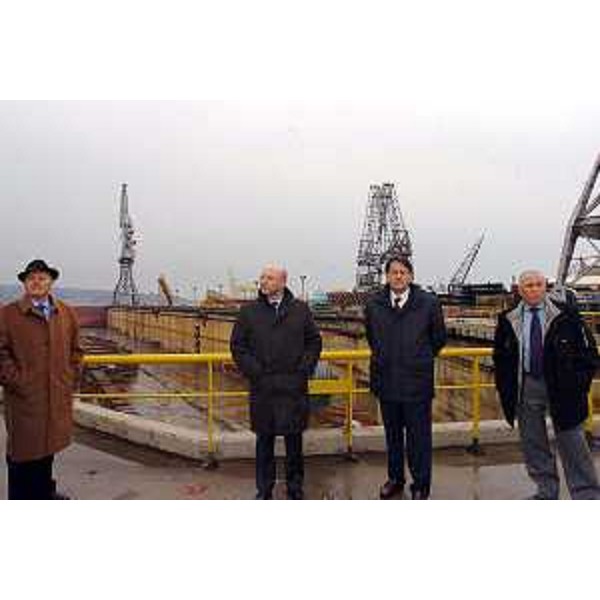 Lodovico Sonego (Assessore Regionale alla pianificazione territoriale, energia, mobilità e infrastrutture di trasporto) ed Enrico Bertossi (Assessore Regionale alle attività produttive) in visita al Nuovo Arsenale Triestino (Trieste, 23/03/05)
