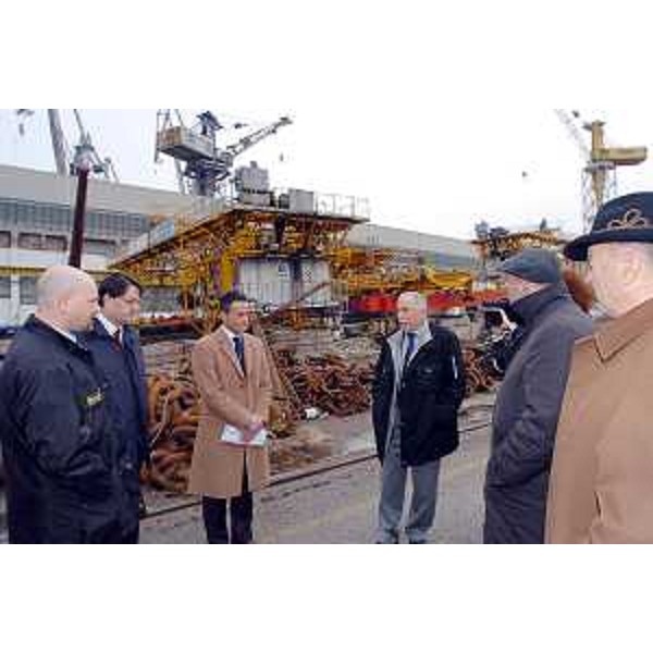 Lodovico Sonego (Assessore Regionale alla pianificazione territoriale, energia, mobilità e infrastrutture di trasporto) e Michele Degrassi (amministratore delegato di Friulia) in visita al Nuovo Arsenale Triestino (Trieste, 23/03/05)