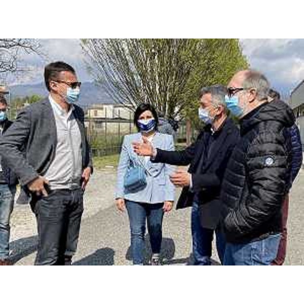 Il vicegovernatore all'esterno della palestra dell'Isis Pujati di Sacile, futuro centro vaccinale del pordenonese - Il vicegovernatore all'esterno della palestra dell'Isis Pujati di Sacile, futuro centro vaccinale del pordenonese